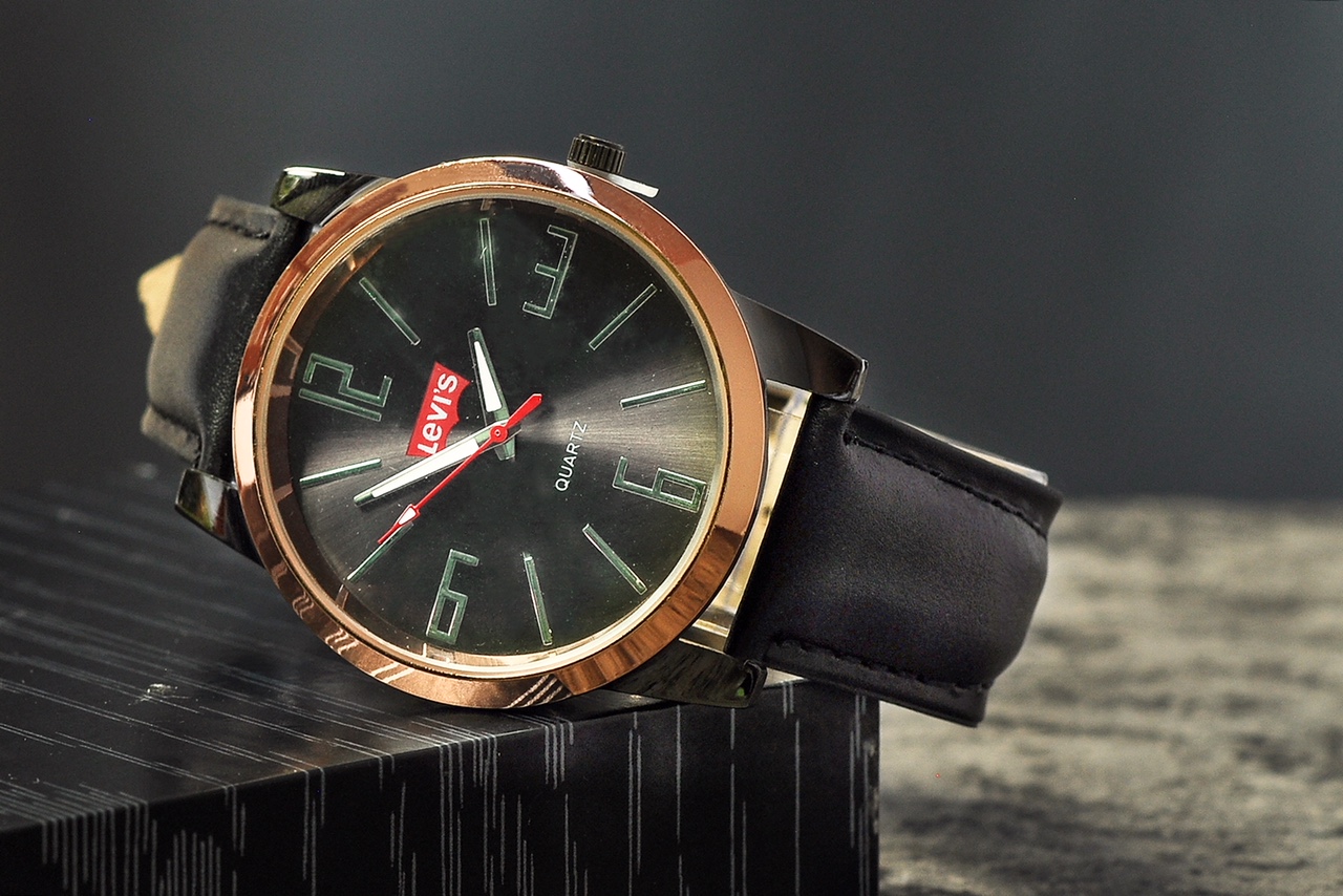 quartz analog wrist watch